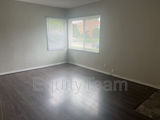 Building Photo - 570 Hadley Ave