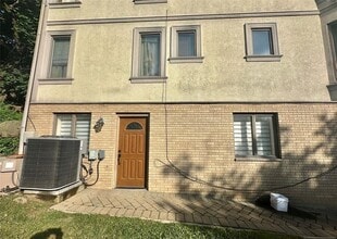 Building Photo - 447 Jane St