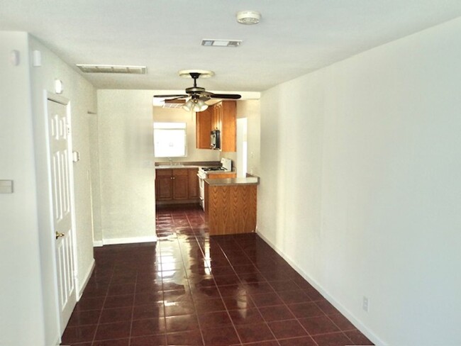 Building Photo - Nice 3 bed, 1 bath House with Garage in An...