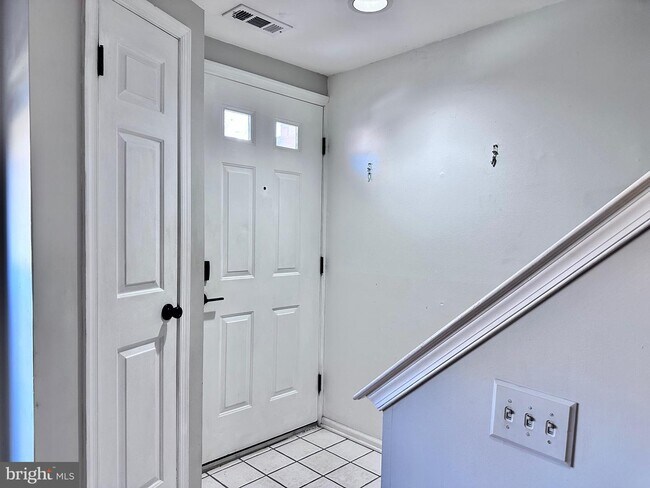 Building Photo - 13 Rampart Dr