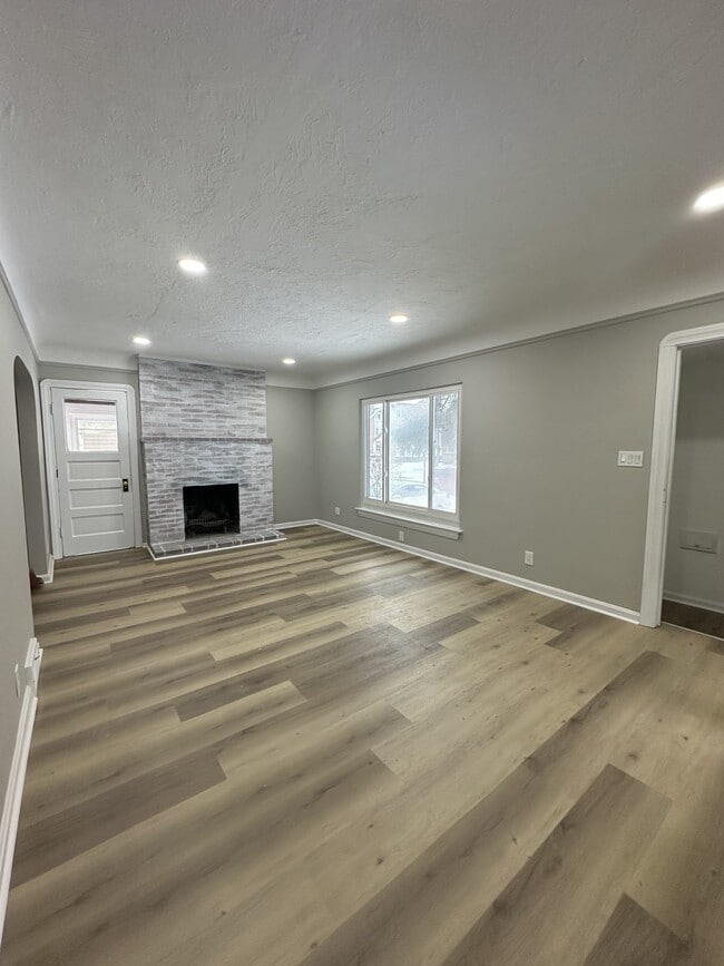 Building Photo - 375 E 214th St