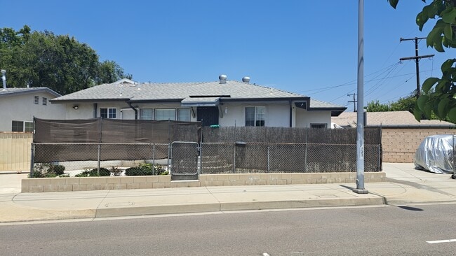 Foto del edificio - 1221 W Mission Rd