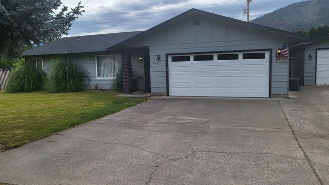 Foto del edificio - 3 bedroom 2 bath for Rent in Grants Pass