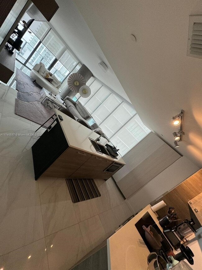 Foto del edificio - 650 NE 32nd St