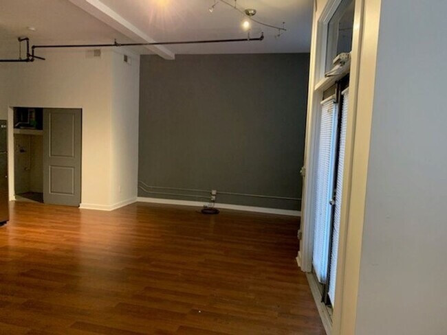 Building Photo - Dog Friendly Loft in Covington