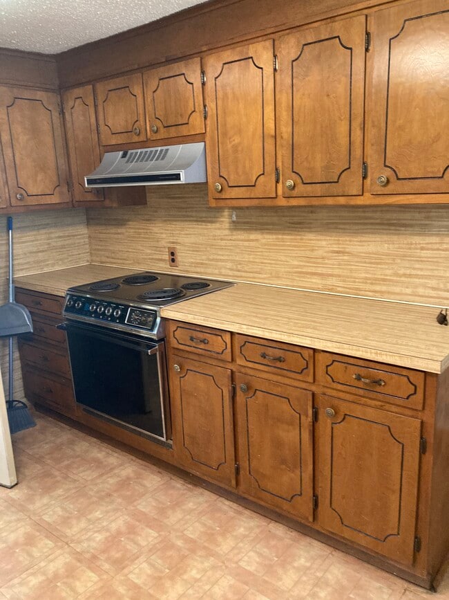 Building Photo - 5542 Meadowbrook Dr