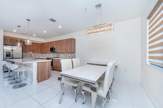 Building Photo - 4740 NW 84th Ct