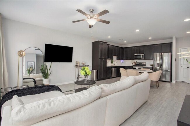 Foto del edificio - 1961 James Red Moore Blvd