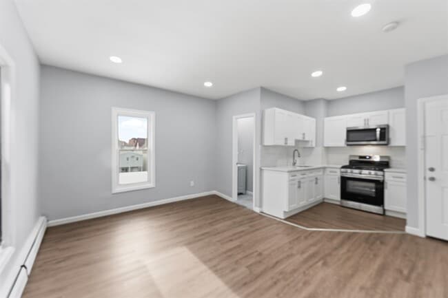 Building Photo - 16 W 10th St