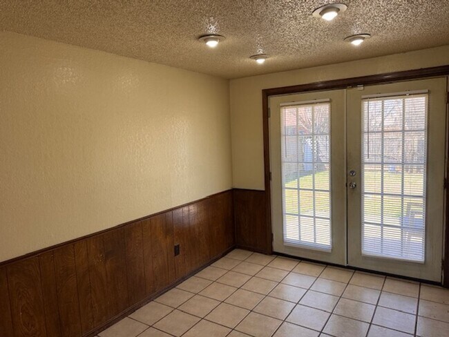 Foto del edificio - 2 bed, 1 bath, 1 car garage duplex with 2 car driveway for rent in southwest OKC near SW 89th and...
