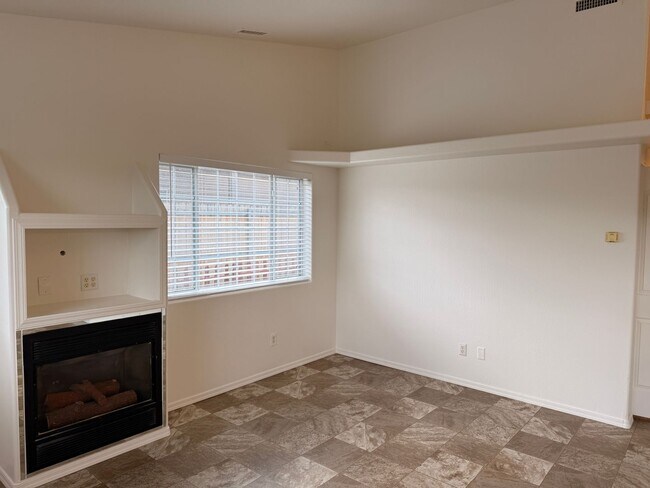 Foto del edificio - 9800 E Lakeshore Dr