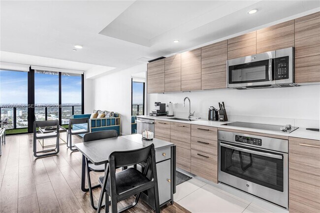 Foto del edificio - 121 NE 34th St
