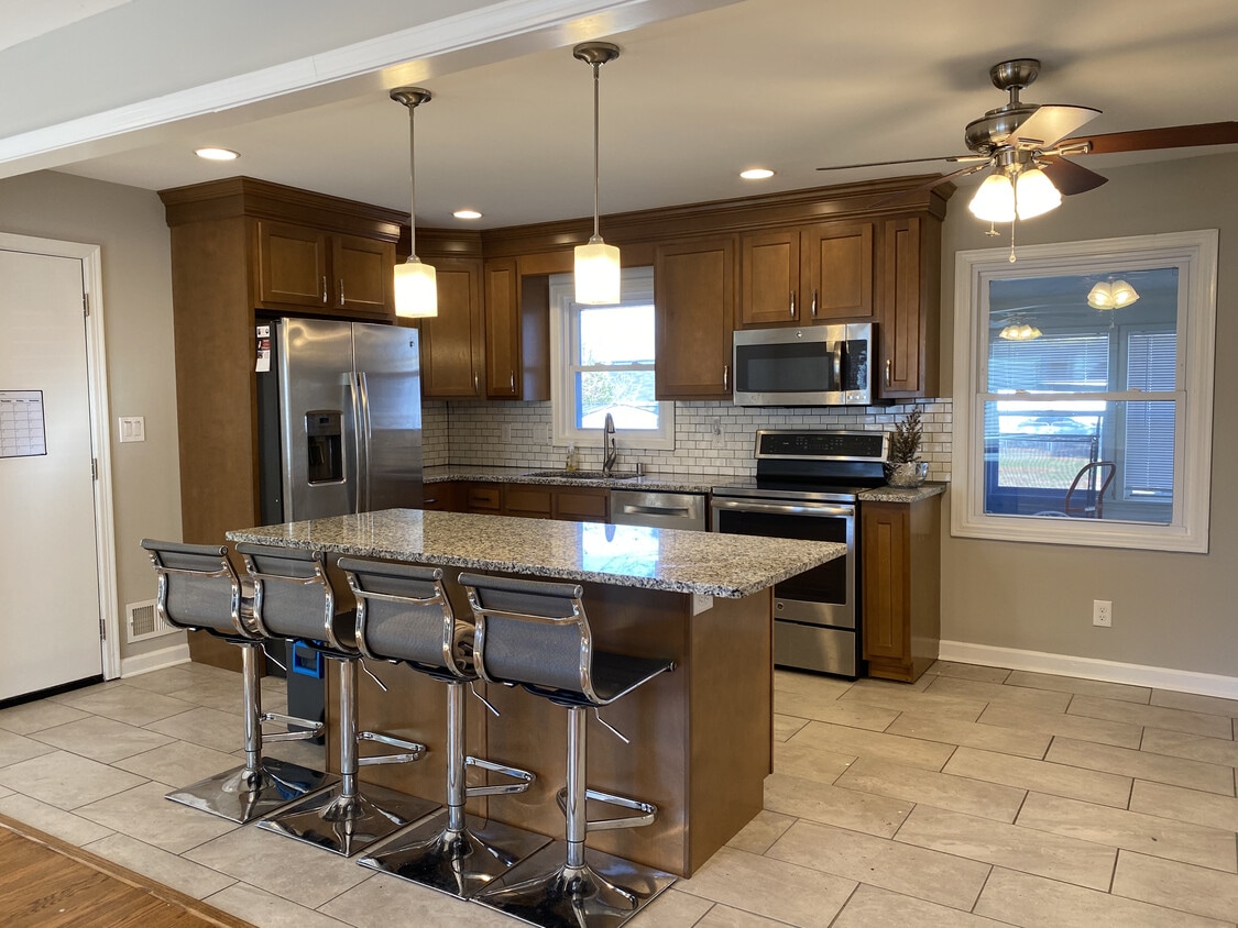 Photo - 10103 Snively Ave