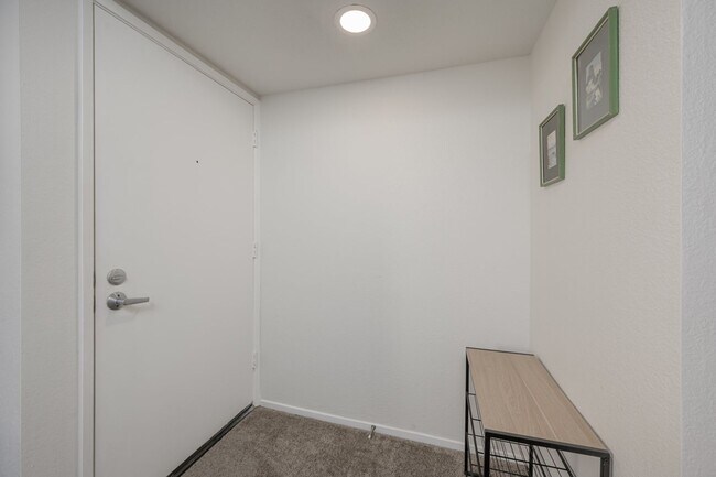 Foto del edificio - NEWLY REMODELED  FURNISHED BOTTOM FLOOR CONDO