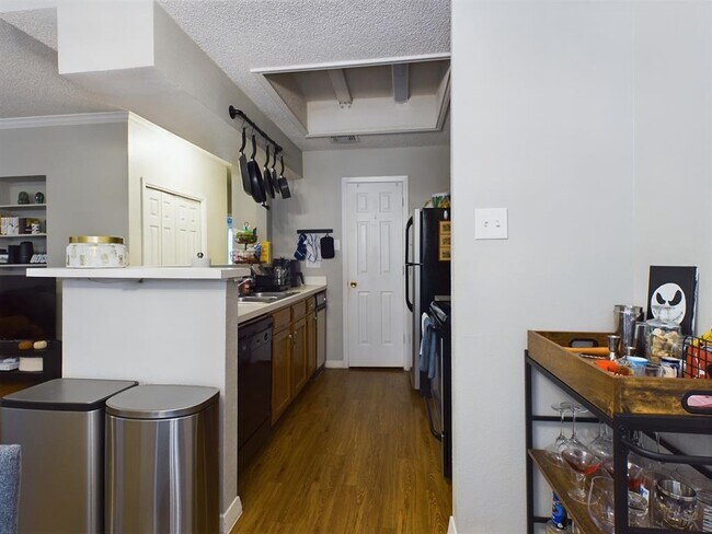 Building Photo - 915 W 23rd St