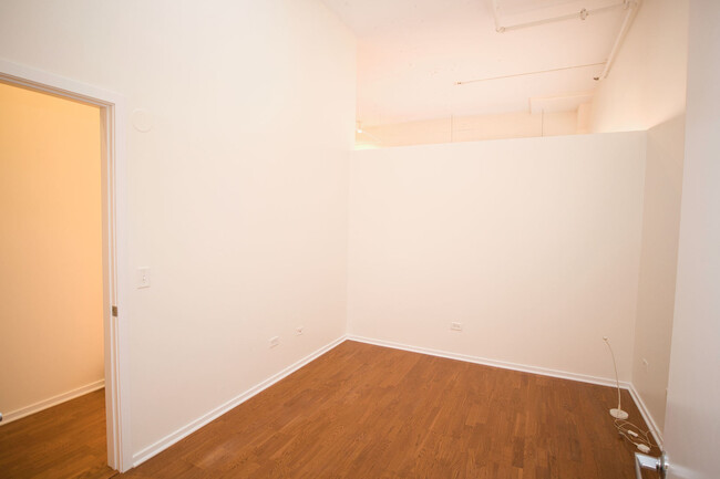 Building Photo - 2323 W Pershing Rd