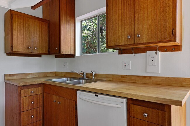 Building Photo - 1426 Avon Park Terrace