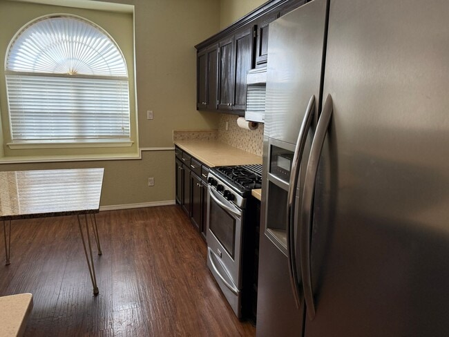 Building Photo - Nice, spacious 3 br, 2 Bath with major kit...