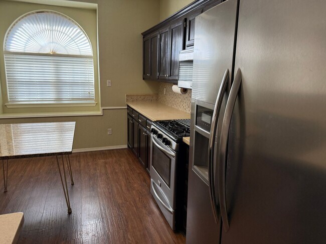 Foto del edificio - Nice, spacious 3 br, 2 Bath with major kit...