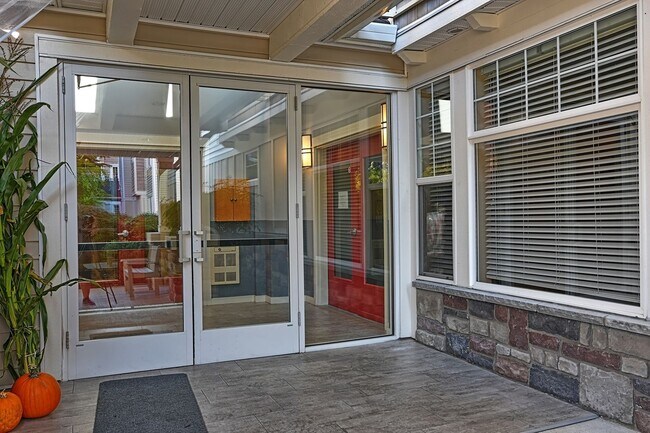 Foto del edificio - Mukilteo Golf Course View Condo – Modern C...