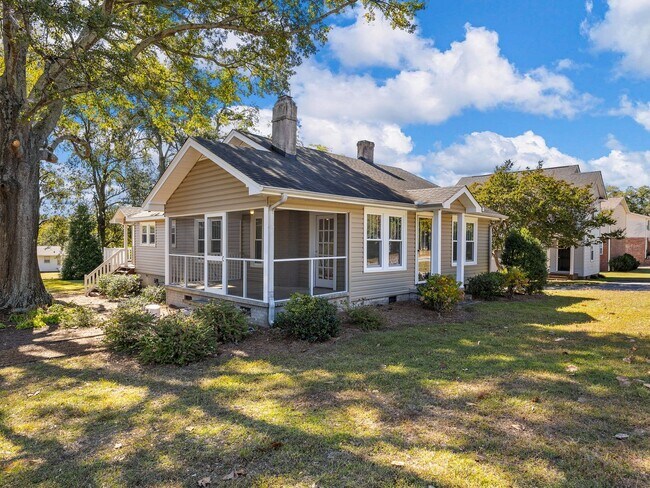 Foto del edificio - Downtown Greer Charmer: Spacious 3-Bed, 2 BA Home with Screened Porch, Carport & Hardwoods, NO AP...