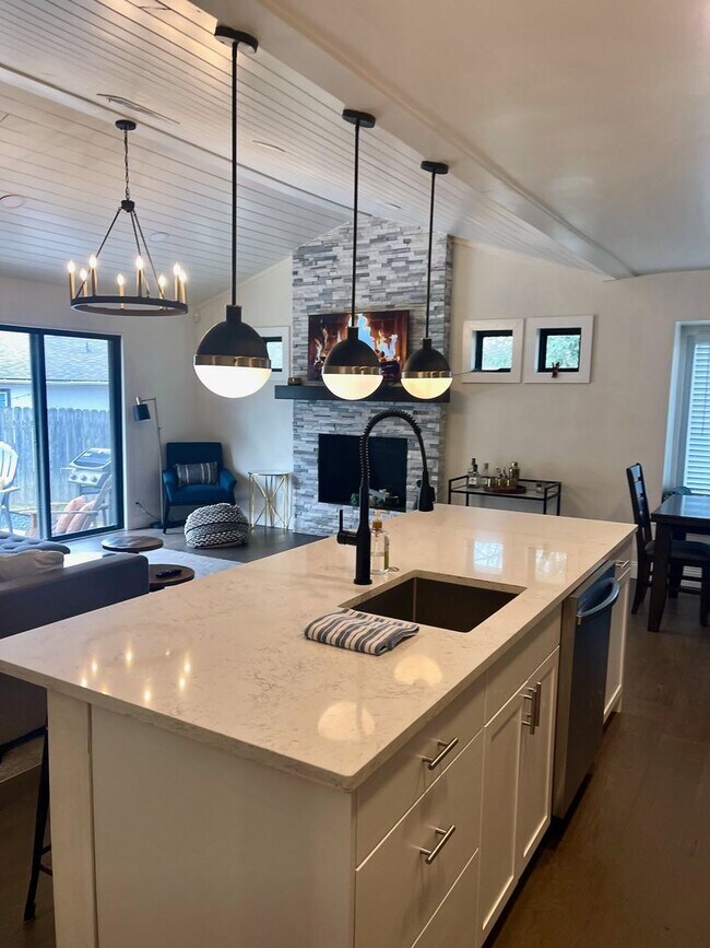 Foto del edificio - *** Near Domain * Stunning 4 Bedroom House...