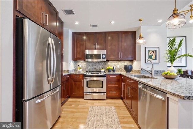 Building Photo - 8220 Crestwood Heights Dr