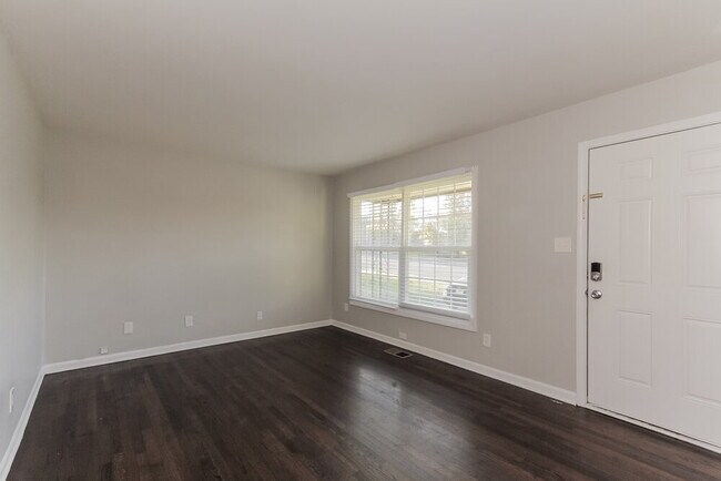 Foto del edificio - 528 W Arrowood Rd