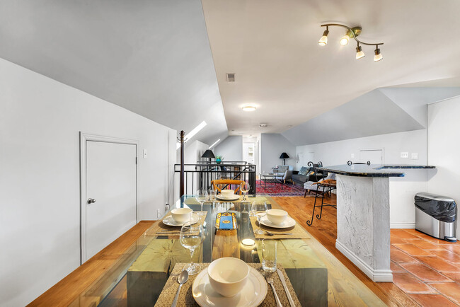 Building Photo - 2158 Lilnan Ct