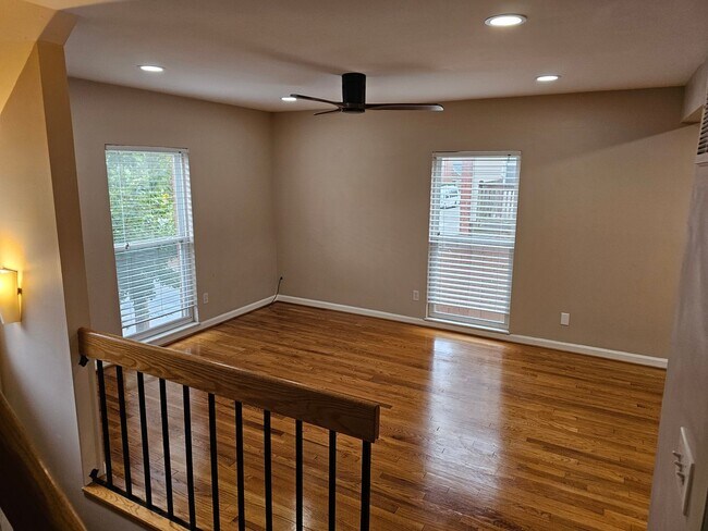 Foto del edificio - Wonderfully Remodeled Tri Level 3BR/2BTH S...