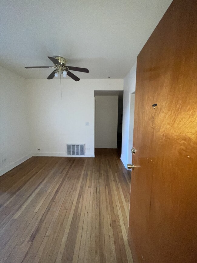 Front Room - 4926 N Kedzie Ave