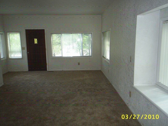 Building Photo - 1325 E Warm Springs Ave