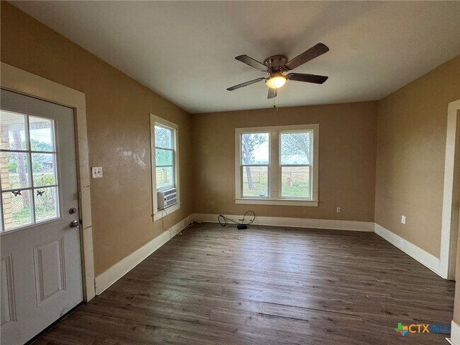 Foto del edificio - 1451 Old Seguin Luling Rd