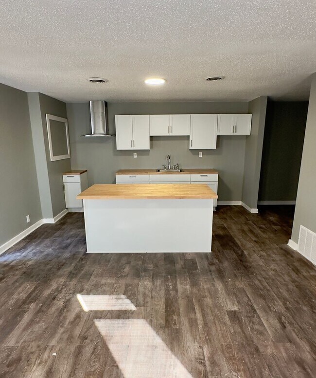 Building Photo - Charming 2Bed/2Bath Home