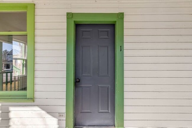 Building Photo - Charming 2-Bedroom Victorian Unit in the Heart of Palisade