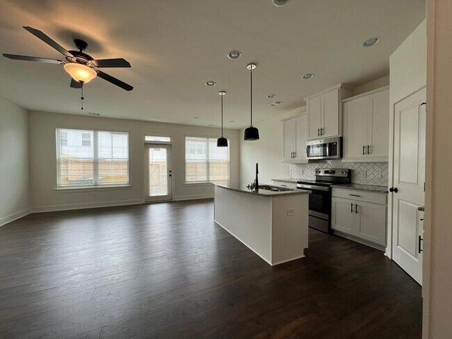 Foto del edificio - 3 bedroom Townhome in Auburn