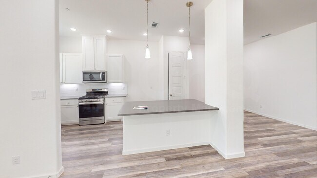 Foto del edificio - 366 Buck Ridge Dr