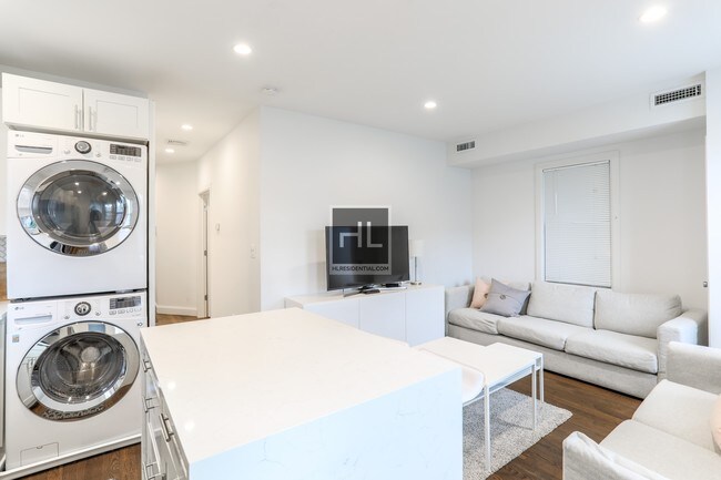 Building Photo - 3br  private backyard, 74 STREET DITMARS