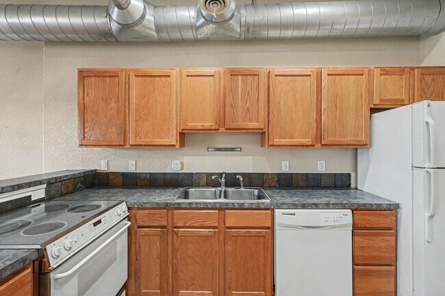 Foto del edificio - Updated 2 Bed Apartment Available in West Highlands/ Berkeley Area