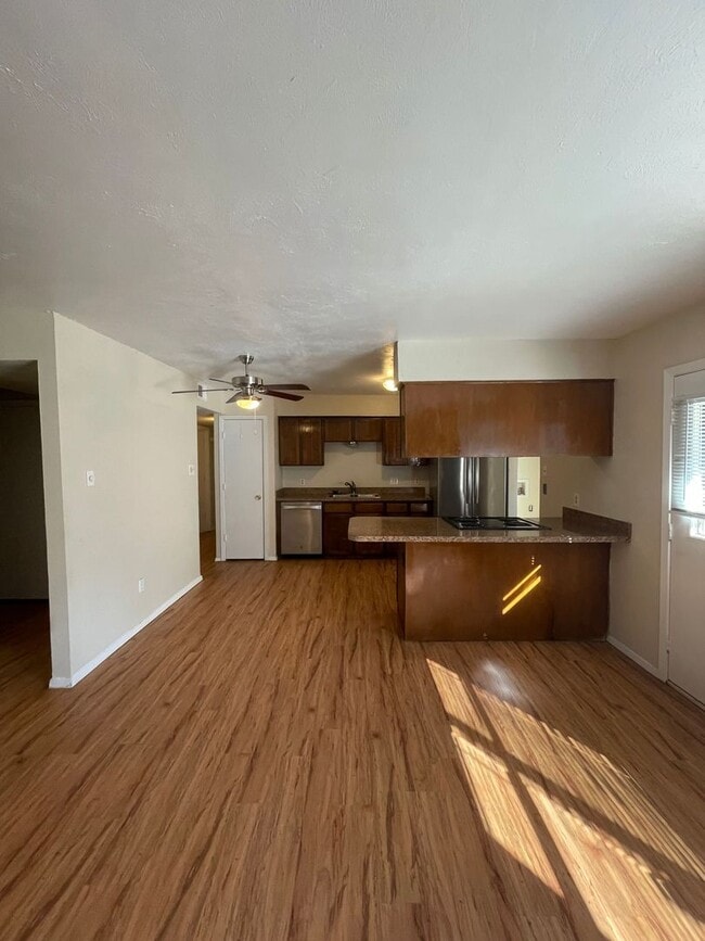 Building Photo - Beautiful 3 bedroom 2 bath with 2 car gara...