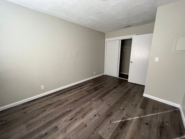 Foto del edificio - 513 E Ridgecrest Blvd