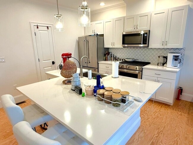 Building Photo - 7 Lily Pond Ln