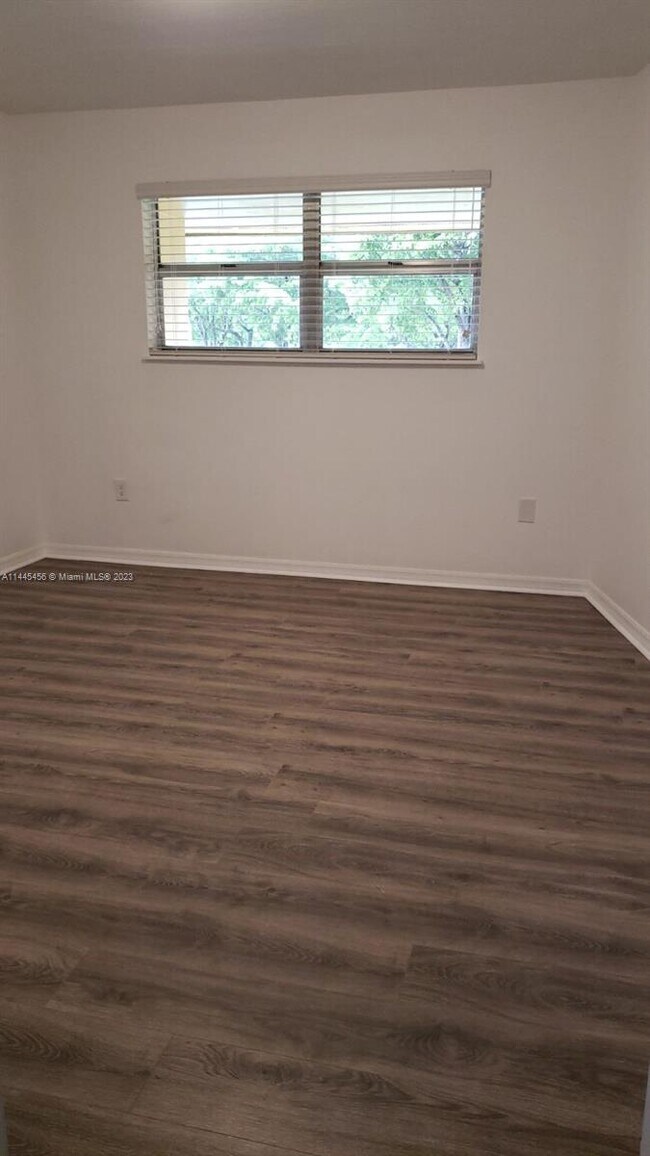 Foto del edificio - 7470 Miami Lakes Dr