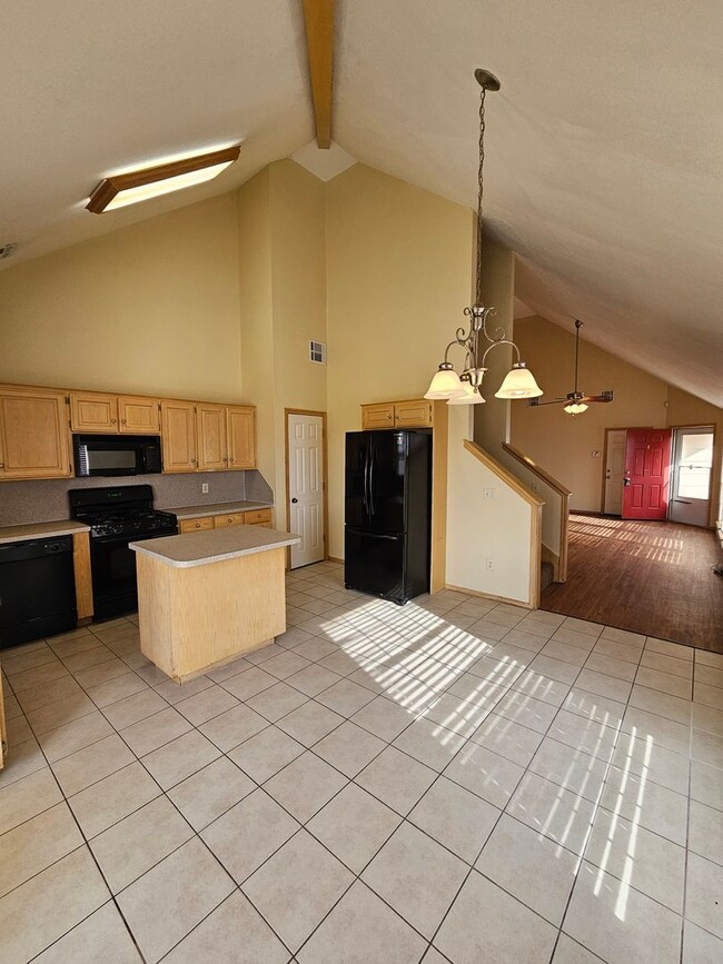 Building Photo - (4)Bed/(3)Bath in Moore w/ Shelter! Available NOW! Over 1700sqft!