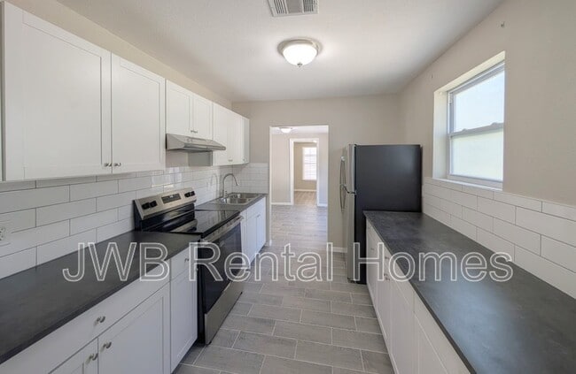 Foto del edificio - 1043 W 31st St