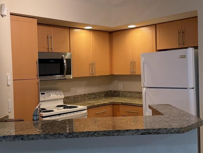 Foto del edificio - 3390 Pinewalk Dr N