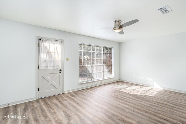 Foto del edificio - "Charming 2-Bed, 2-Bath Townhouse with Granite Elegance on East Stephenson!"