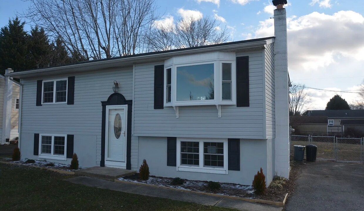 Foto principal - Move-In Ready 4-Bedroom Single Family Home...