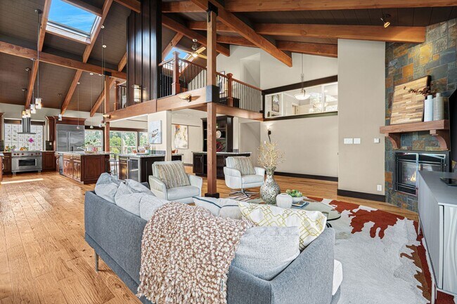 Building Photo - Luxurious Home with Panoramic Views