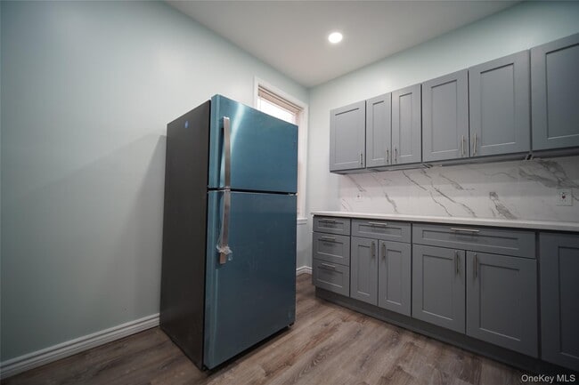 Building Photo - 723 E 227th St